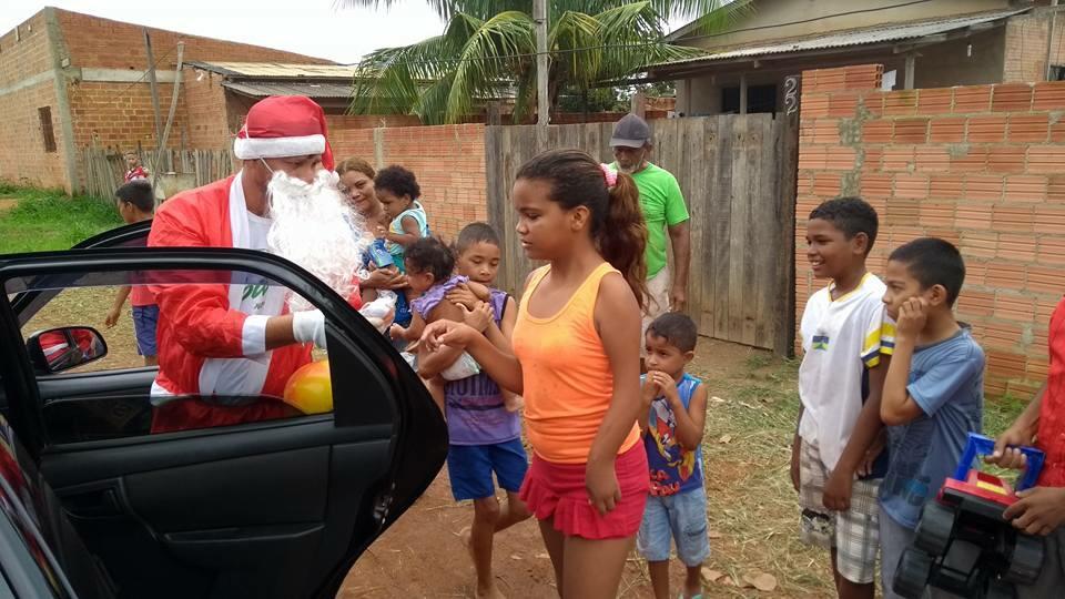 SEM APOIO: Jovem arrecada brinquedos e alimentos para crianças carentes no Natal