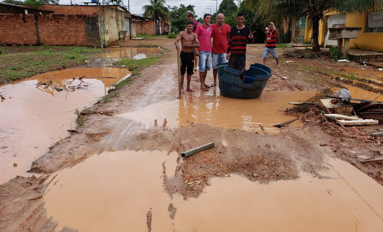 RUA IGUAL AO NOME: Moradores protestam por causa da situação crítica da Rua Dos Farrapos