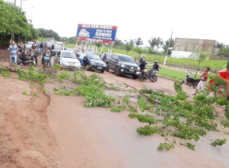 PROTESTO: Estrada da Penal é fechada por moradores e caminhoneiros