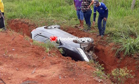 SEM CONTROLE: Carro capota em frente a presídio da capital e cai dentro de vala