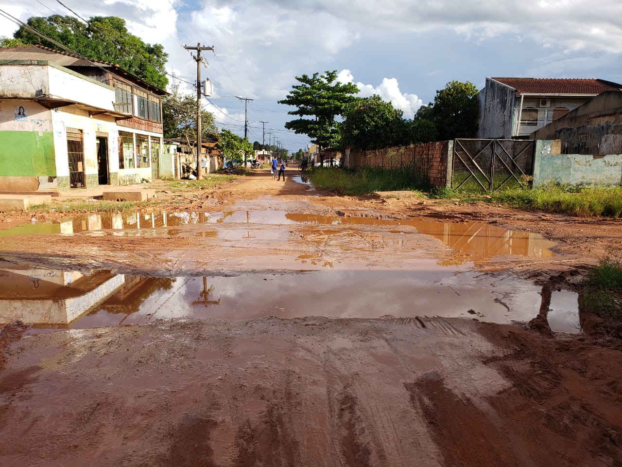 ESQUECIDO: Bairro Mariana está dominado por mato, buracos e lama