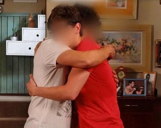 NA FESTA: Marido é abraçado mais de uma vez por amigo e mulher apanha por sentir ciúmes