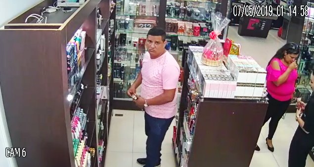 ASSISTA: Polícia procura homem flagrado furtando perfume em loja