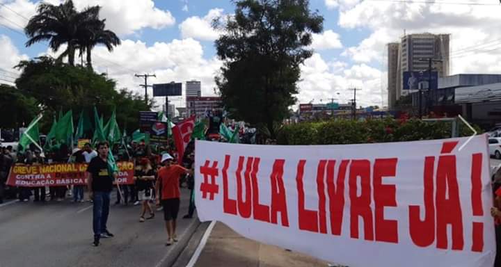 POR VICK BACON: Greve dos estudantes: movimento se transformou em Lula livre e fora Bozo