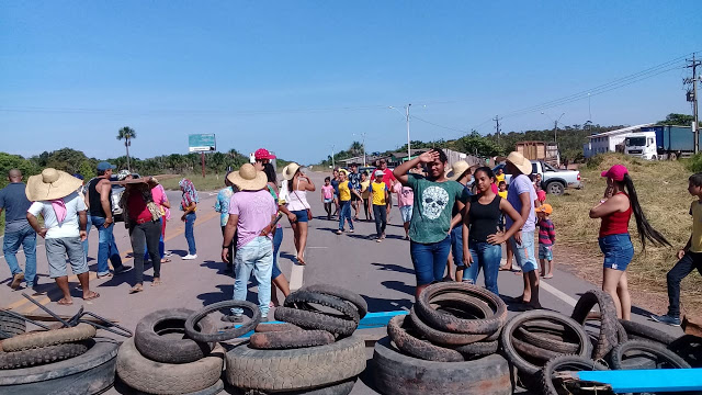 CRISE NO TRANSPORTE ESCOLAR: Comunidade fecha acesso das BR's 364 e 425  e exige inicio das aulas