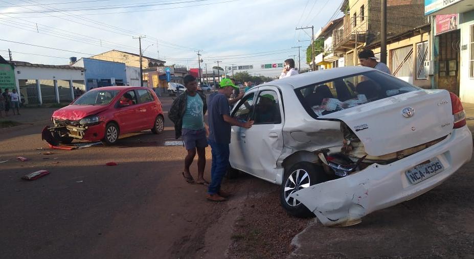 ULTRAPASSAGEM: Veículos se chocam, motorista desmaia e carro vai parar na calçada