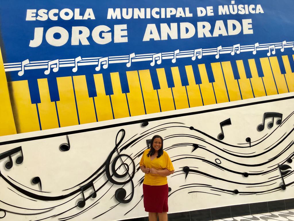 CONQUISTA: Joelna Holder comemora inauguração da escola de música Jorge Andrade