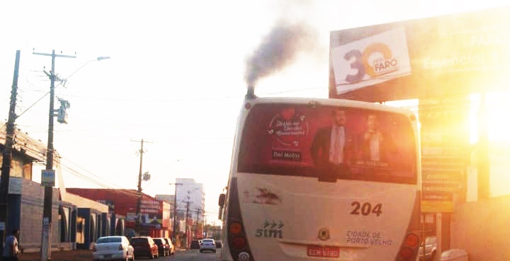 MARIA FUMAÇA: Internautas registram coletivo com problemas mecânicos em avenida