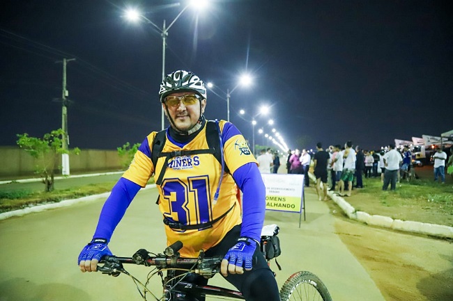 TRABALHO: Vereador Júnior Cavalcante comemora iluminação da Av. Guaporé