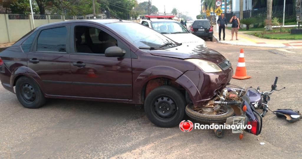 COLISÃO: Casal fica ferido em acidente de carro e moto na frente do Tribunal de Justiça