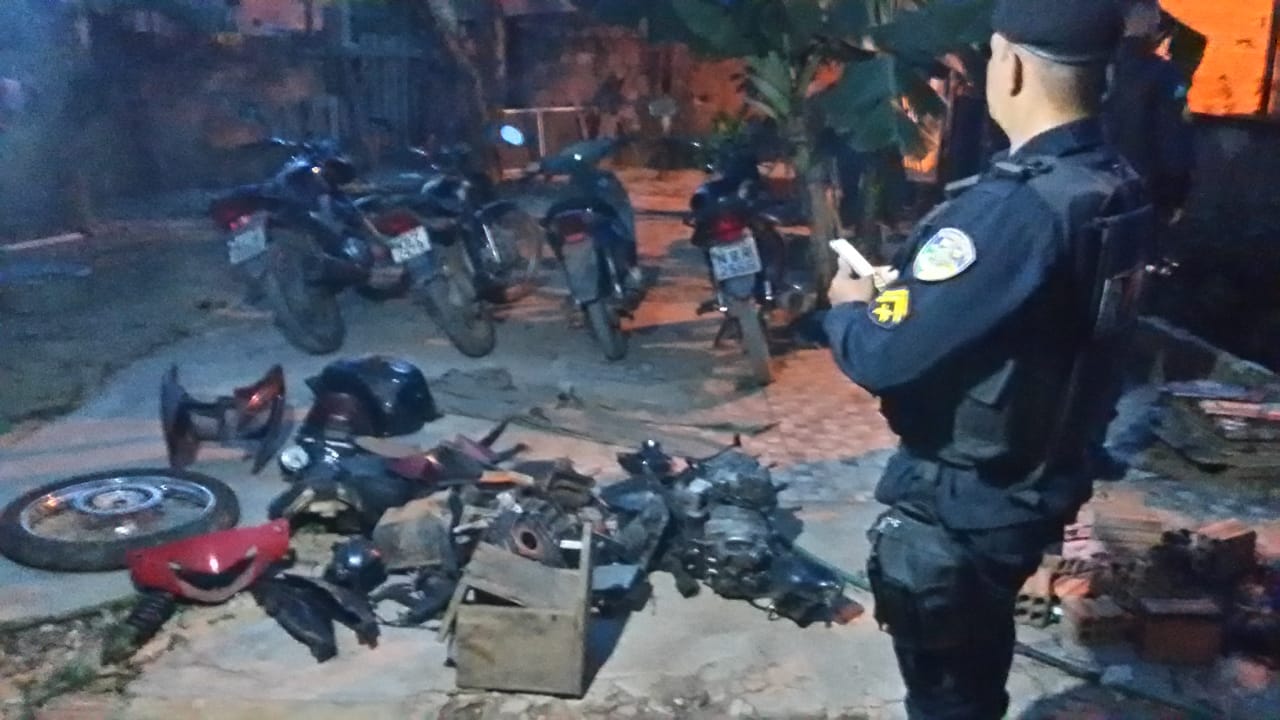 EM PORTO VELHO: Polícia descobre esconderijo de várias motocicletas roubadas