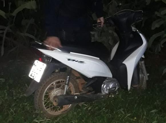 MONITORADA: Adolescente é flagrado em matagal após roubar moto de mulher