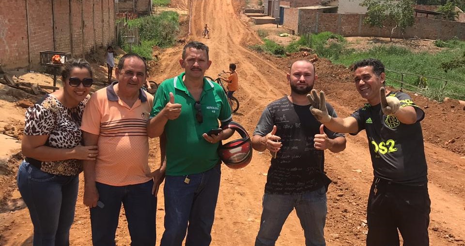 TRABALHO: Limpeza é realizada na rua Linhão após pedido do vereador Jacaré