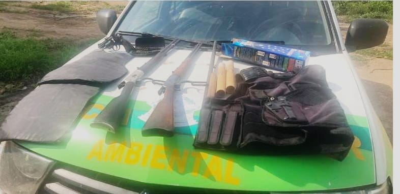 FLAGRANTE: Homem é preso com arsenal de armas e colete balístico após denúncia anônima