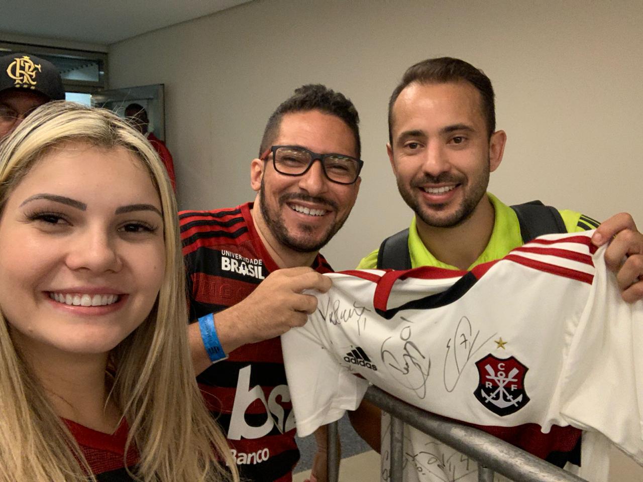 NESTE DOMINGO: Camisa do Flamengo autografada será leiloada neste domingo em Rondônia