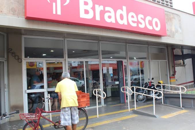 MAIS UM: Bandidos roubam cerca de 20 mil de homem na frente de banco em Porto Velho