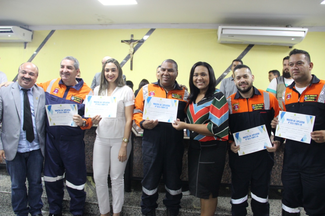 MOÇÃO DE APLAUSOS: Joelna Holder homenageia voluntários e a Divisão de Formação de Professores