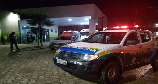 TRAUMATISMO CRANIANO: Homem ataca irmã com facão e acaba hospitalizado ao ser agredido a pedrada