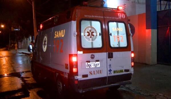 VIOLÊNCIA: Homem é surpreendido por bando ao sair de bar com a esposa e atacado facadas