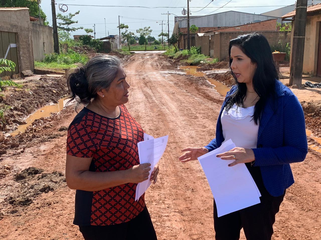 BAIRRO LAGOINHA: Cristiane Lopes cobra finalização dos trabalhos na rua Dois Irmãos