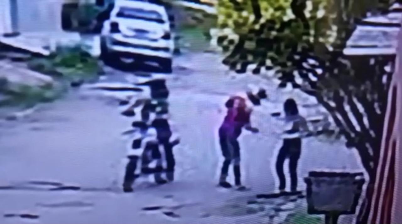 ASSISTA O VÍDEO: Câmeras de monitoramento flagram bandidos assaltando jovem na zona Sul