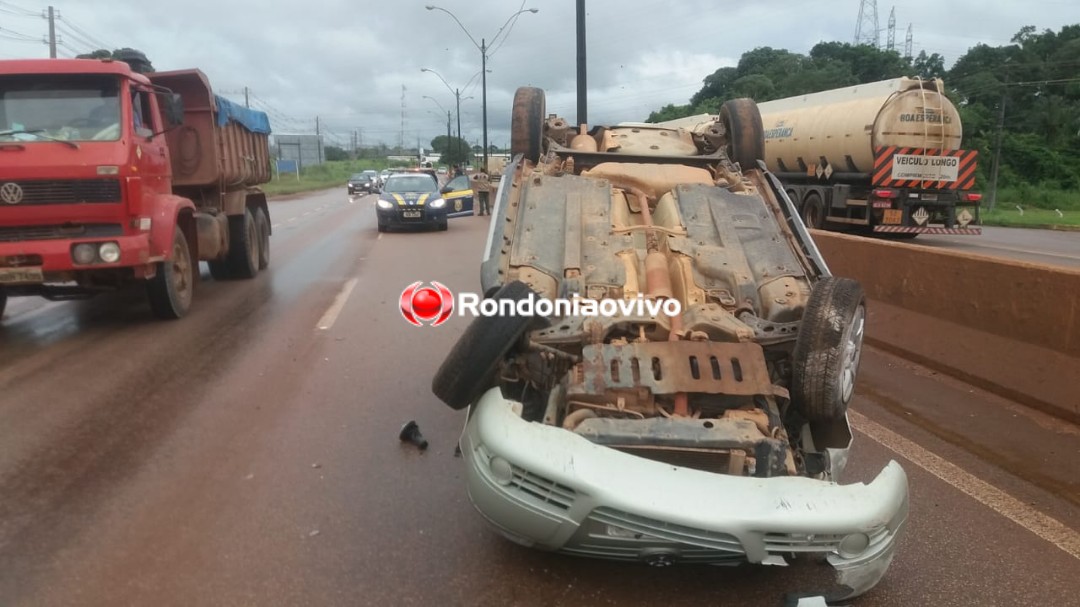 AQUAPLANAGEM: Carro capota na BR-364 após motorista perder controle da direção