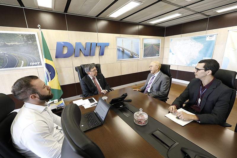 ARIQUEMES: Diretor-geral do Dnit confirma a Confúcio Moura retomada das obras da BR-364