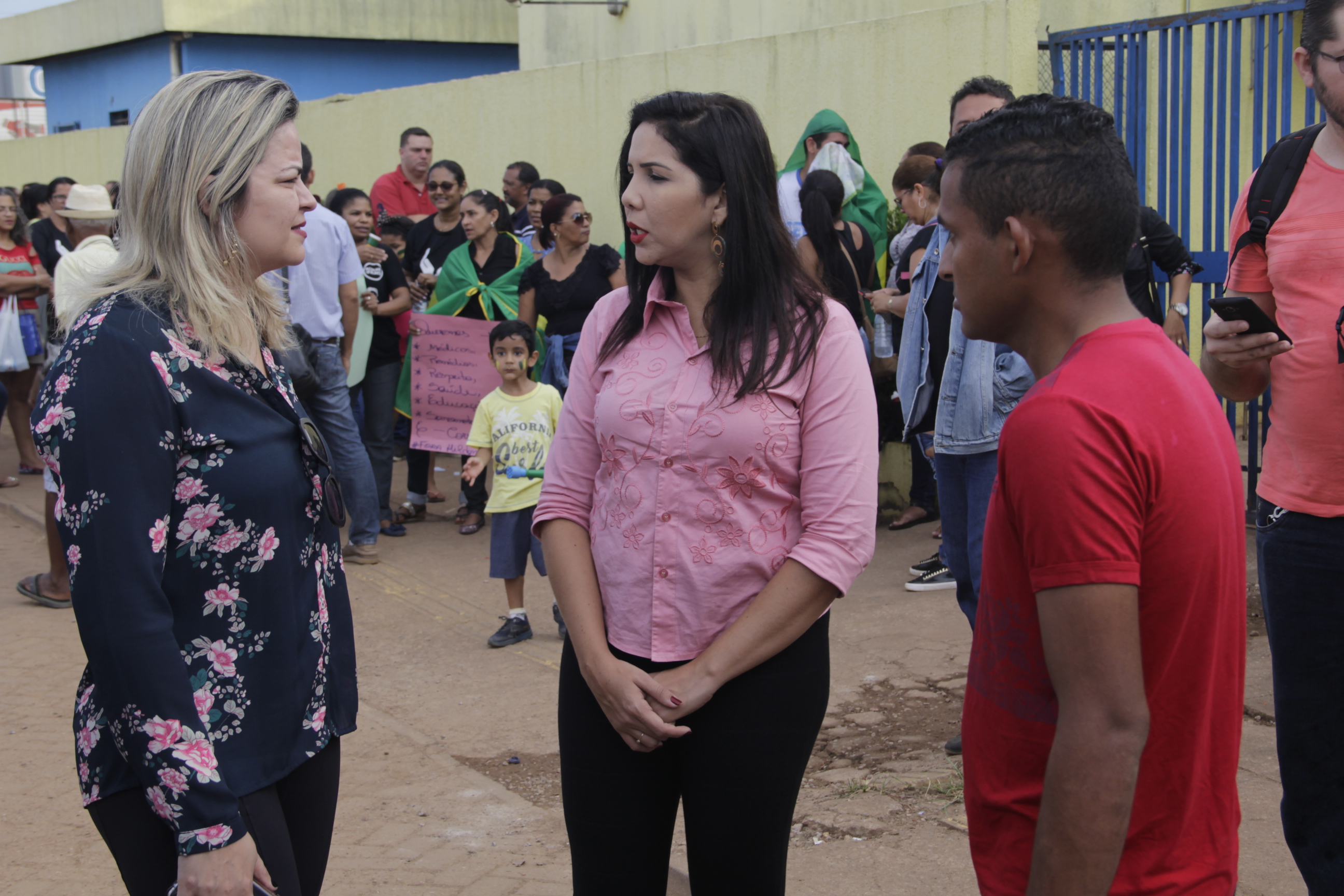 PROTESTO:  Vereadora Cristiane Lopes participa de manifestação a favor da Saúde