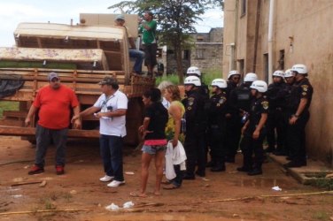 Polícias federal e militar acompanham reintegração de posse na Rua Três e Meio