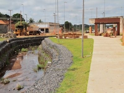 Governador constata evolução ao visitar obras da Praça 