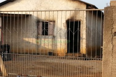 Homens trancam família dentro de casa e ateiam fogo
