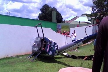 Helicóptero cai e fere quatro no Paraná; piloto foge