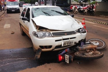 Motociclista avança cruzamento e sofre grave acidente