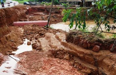 LAGO BATE-ESTACA – Moradores da estrada do Santo Antônio afirmam que erosão é proveniente de bueiro entupido – Fotos