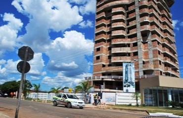 Casa corre risco de desabamento por causa de empreendimento imobiliário no bairro Liberdade – Confira fotos