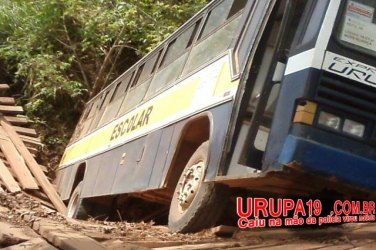 Ponte quebra e ônibus escolar cai com alunos