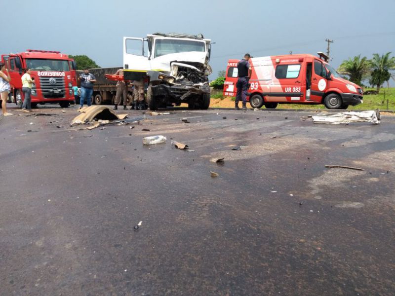 Motorista fica ferido em acidente envolvendo caminhões no anel viário