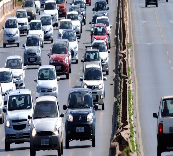 Multa por farol desligado em rodovia sinalizada é liberada no país