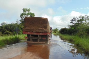 Caminhões encontram dificuldade para atravessar ponte de acesso a Guajará-Mirim - FOTOS