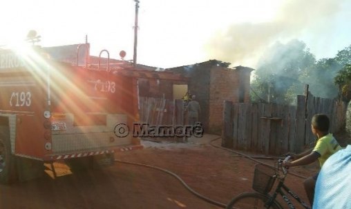 Incêndio deixa residência parcialmente destruída