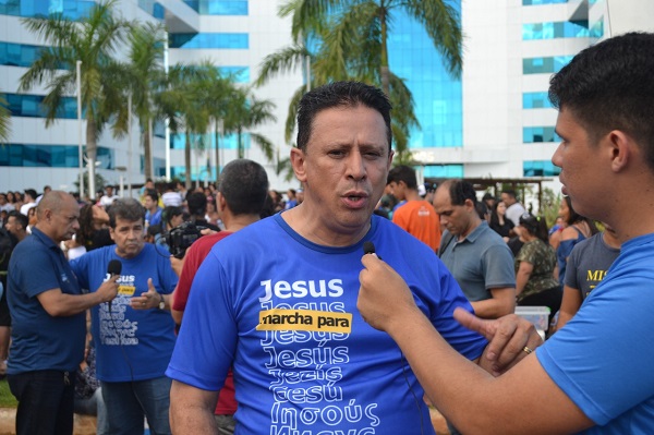 EVENTO: Edesio Fernandes participa e faz oração na Marcha Para Jesus