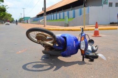 Mulher bate em carro que avançou preferencial