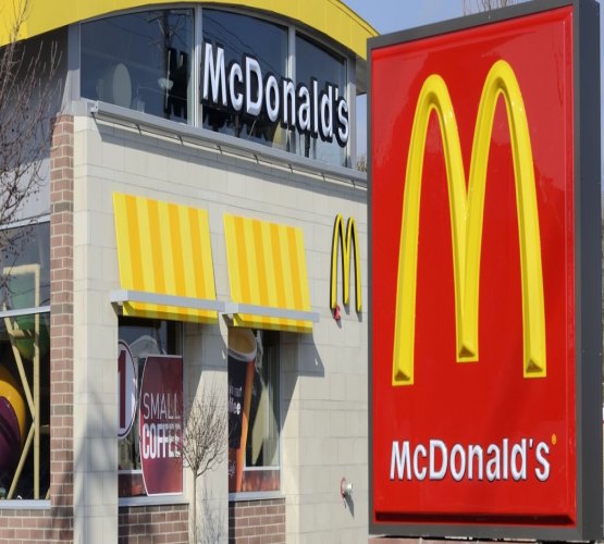 Usuários criticam copo de natal com ‘teor sexual’ do McDonald's