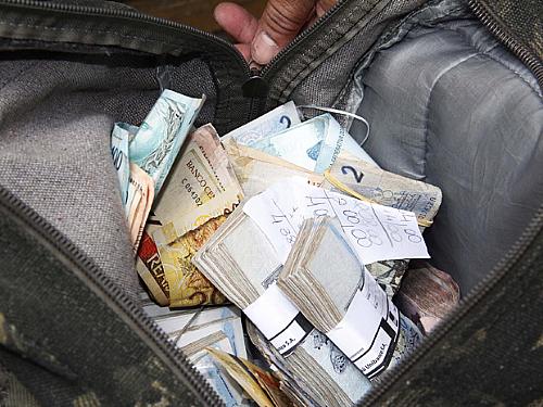 URGENTE: Representante comercial tem mochila com dinheiro roubada em frente a joalheria 