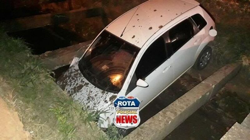 PERDEU O CONTROLE: Carro com universitária cai em esgoto a céu aberto em Rondônia