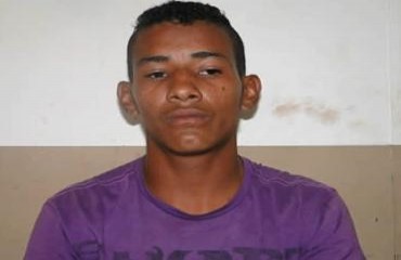 Jovem chora na delegacia após ser preso por roubo - FOTO