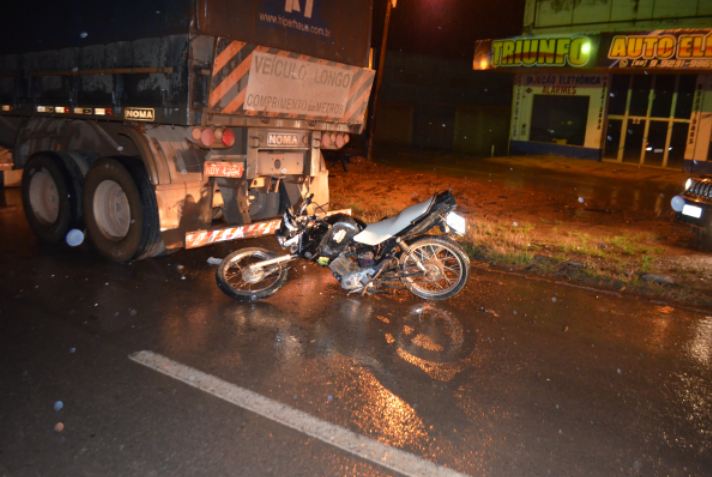 JARU: Motociclista fica em estado grave ao colidir na traseira de caminhão estacionado