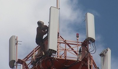 Homem ameaça se jogar de torre de telefonia na Capital - Vídeo