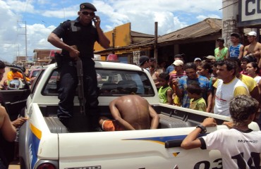 Casal é preso após assaltar lan house e trocar tiros com policial - Confira fotos