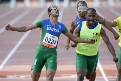 Lucas Prado e Felipe Gomes fazem dobradinha nos 100 m T11